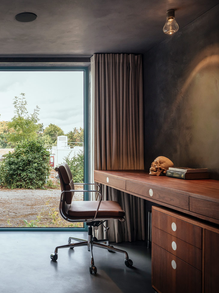 Home office in a garage conversion - VATRAA