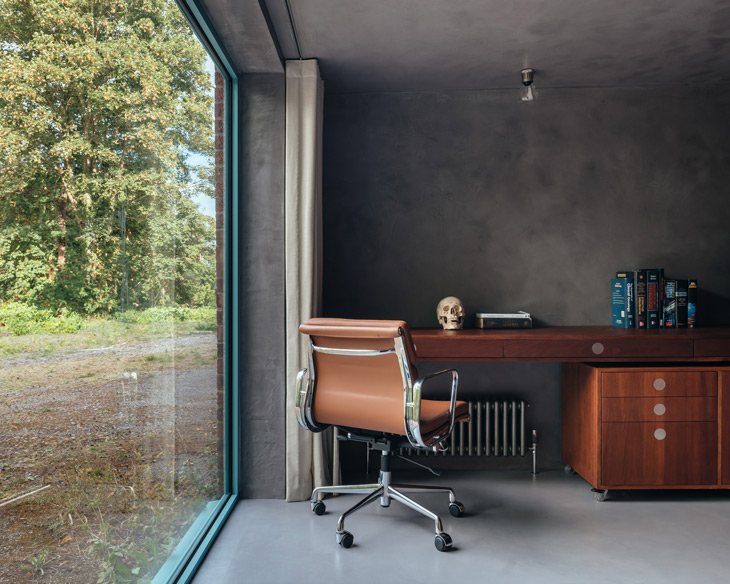 Home office in a garage conversion - VATRAA